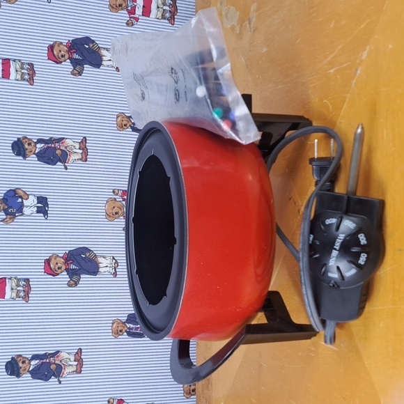 West Bend The Entertainer 3-quart electric plug 8 fondue forks red fondue pot - Picture 5 of 7